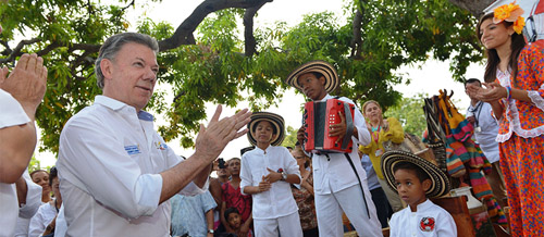 Presidente Santos aplaudiendo la presentación de Los Niños del Vallenato de la Escuela Rafael Escalona. Foto Juan Pablo Bello
