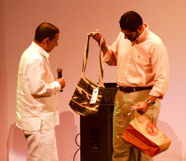 El alcalde de Cartagena, Dionisio Vélez, recibiendo el obsequio de la Fundación Festival de la Leyenda Vallenata a través del directivo Clemente 'Pachín' Escalona. Foto Adamis Guerra