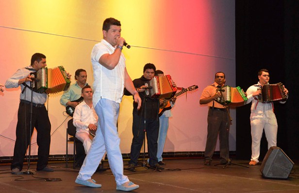 El artista cartagenero Carlos Bohórquez interpretando la canción 'Ausencia sentimental. Foto Adamis Guerra.-