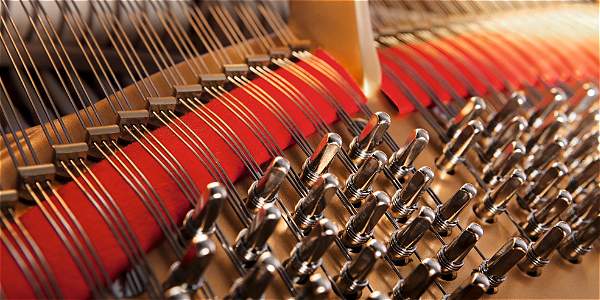 La armazón de las 236 cuerdas en un piano de cola soportan un total de 20 toneladas de presión.
