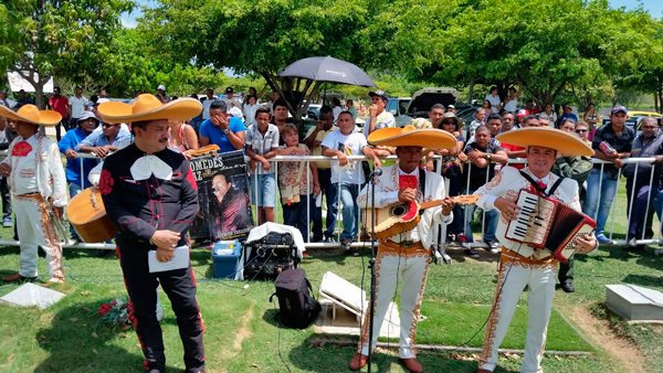 Con mariachis le dieron serenata al ‘Cacique’. Carlos Mario Jiménez/EL PILÓN.