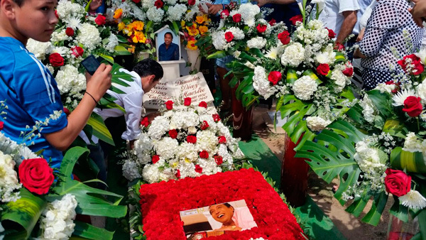 Rafael Santos Díaz, hijo de Diomedes, canta en la tumba de su padre. Carlos Mario Jiménez/EL PILÓN.