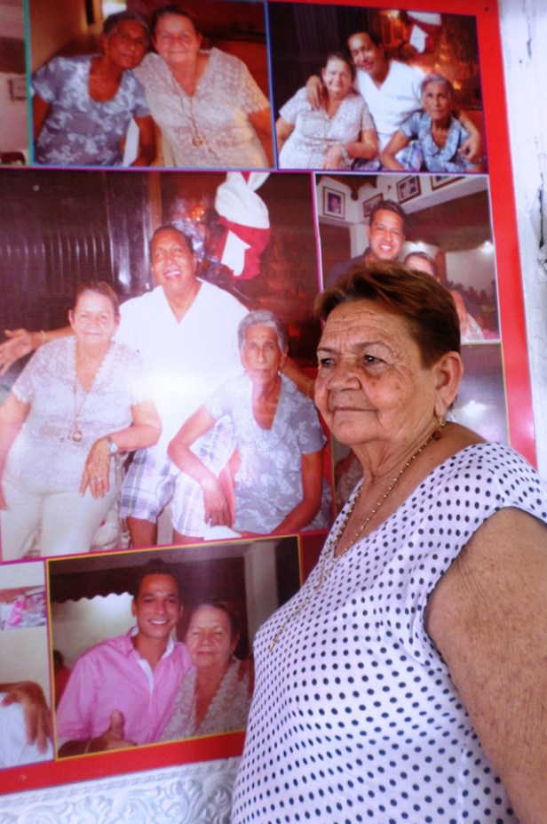 Olga Piña con la familia que se ganó con amor. Foto Juan Rincón Vanegas