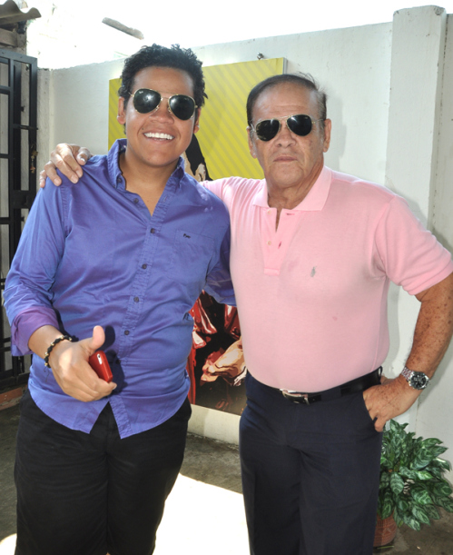 En el patio de la residencia Pérez Villamizar, Iroky y Jaime, comparten largas charlas que luego son reproducidas en la grabación de la novela ‘Diomedes Díaz, el Cacique de la Junta’. EL PILÓN / Joaquín Ramírez.