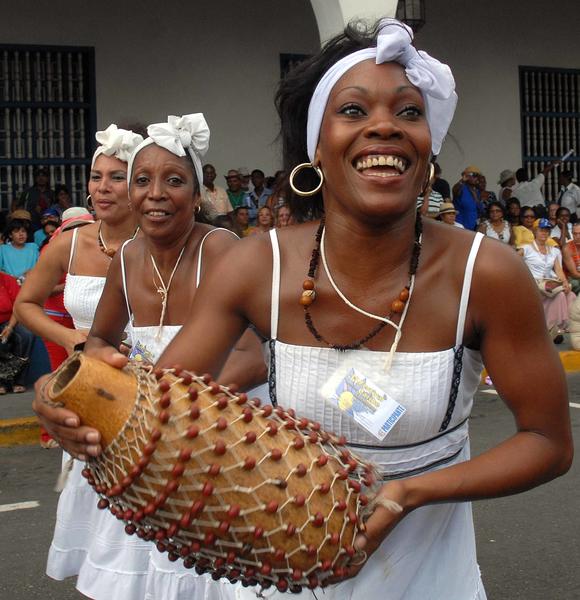 Desfile de la Serpiente, en la edición 33 del Festival del Caribe o Fiesta del Fuego, en la ciudad de Santiago de Cuba, el 5 de julio de 2013.   AIN   FOTO/Miguel RUBIERA JÚSTIZ/sdl
