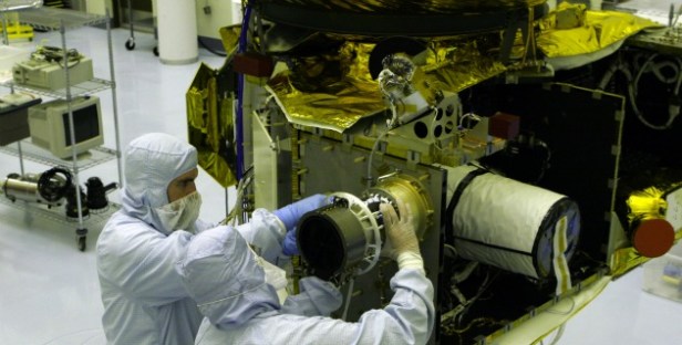 nasa_cientificos_armando_la_nave_nuevos_horizontes_0