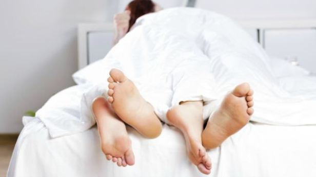 female-orgasm-fun-facts-couple-bed