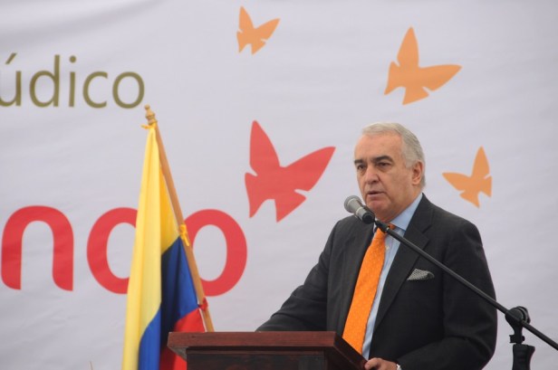 El embajador de Colombia en México, José Gabriel Otriz, afirmó que el Parque Lúdico “Macondo” que se inaugoró por la Delegación Tlalpan, es un ejemplo de cómo los gobiernos deben rescatar los espacios públicos para la construcción de parques y jardines para el aprovechamiento de la población.