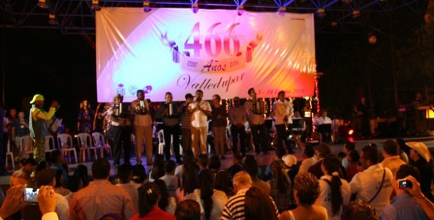 en_la_tarima_francisco_el_hombre_de_la_plaza_alfonso_lopezse_realizo_la_serenata_de_cumpleanos_a_valledupar