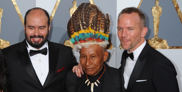 Ciro Guerra, Antonio Bolívar y Brionne Davis, a su arribo a la gala de premios.