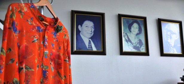 Camisa autografiada por Juan Gabriel. Foto Edgar de la Hoz