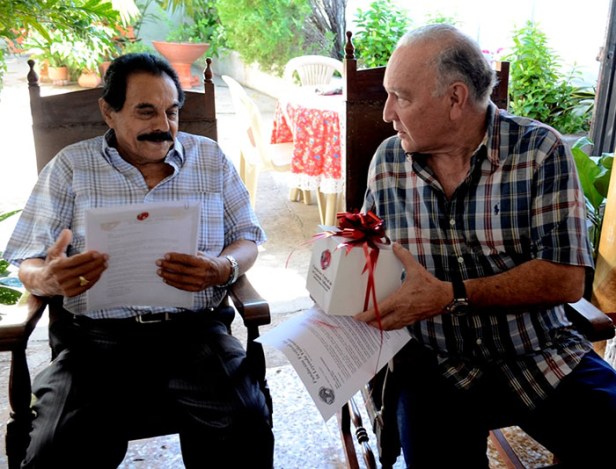 El Rey Vallenato Miguel López recibiendo la réplica de la corona