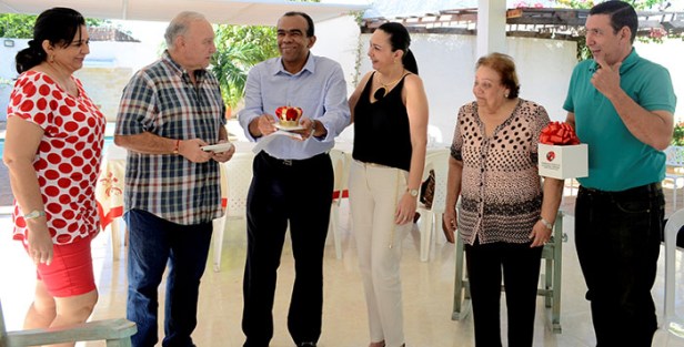 El Rey Vallenato Navín López recibiendo la réplica de la corona