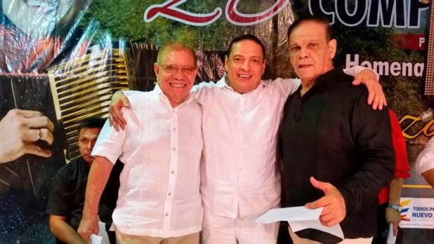 Gonzalo Arturo ‘El Cocha’ Molina, homenajeado en el Festival de Patillal, acompañado de los presentadores el certamen Jaime Pérez Parodi e Isaac León Durán.