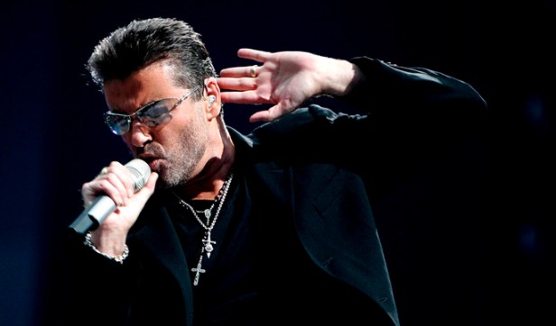 AMS04. Amsterdam (Netherlands), 26/06/2007.- (FILE) - A file picture dated 26 June 2007 shows British recording artist George Michael performing on stage during a concert at the Amsterdam Arena, Amsterdam, The Netherlands. According to reports on late 25 December 2016, British popstar George Michael has died peacefully at home at the age of 53, his publicist has announced. (Países Bajos; Holanda) EFE/EPA/EVERT ELZINGA