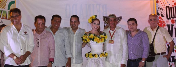 la-reina-del-carnaval-stephanie-fefi-mendoza-los-reyes-vallenatos-y-el-presidente-de-la-fundacion-flv-rodolfo-molina-araujo