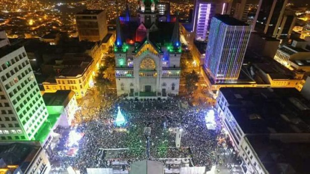 ANDY MONTAÑEZ Y CHARLIE APONTE LLENARON DE BUENA SALSA LA PLAZA DE BOLÍVAR EN FERIA DE MANIZALES