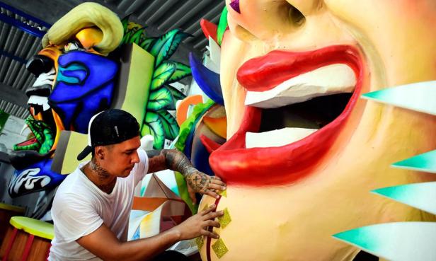 De la Hoz ultima detalles de una de sus carrozas.