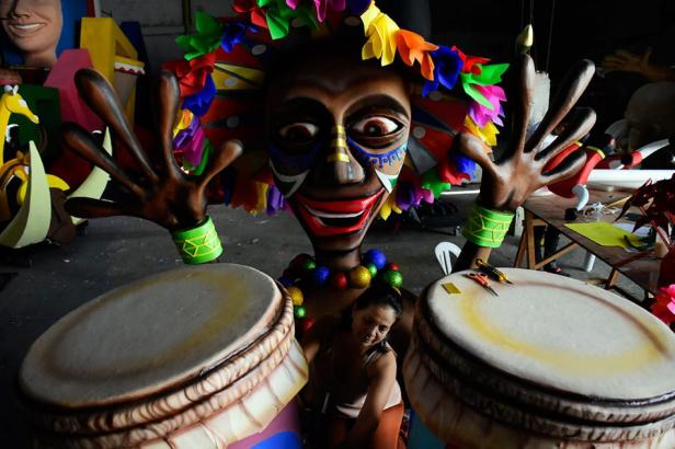 El son de negro es una de las figuras que toma vida en las mini carrozas.