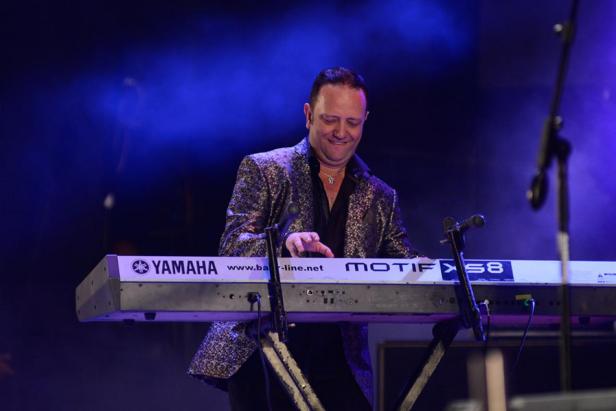 Chelito De Castro en tarima.