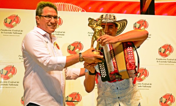 Daniel Holguín, Rey Vallenato Aficionado. Lo acompaña Rodolfo Molina Araujo