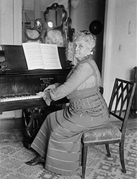 Teresa_Carreño_at_the_piano