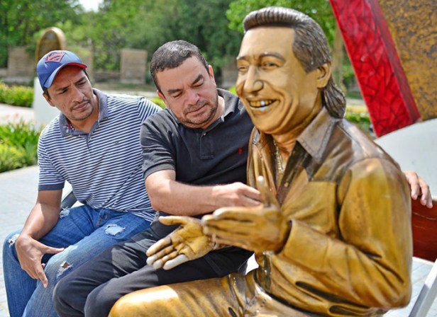 Carlos-Misael-Martínez-y-Jhon-Peñaloza-creadores-de-la-escultura-de-Diomedes-Díaz-Foto-Jaider-Santana