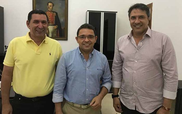 Se acordó llevar a cabo en Santa Marta, el desfile de Jeeep Willys Parranderos. En la gráfica Clemente Escalona, coordinador del evento_ Rafael Martínez, Alcalde de Santa Marta y Rod