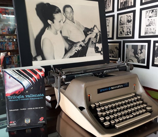 Consuelo Araujonoguera y su eterna máquina de escribir acompañada del maestro Rafael Escalona - Foto Juan Rincón Vanegas