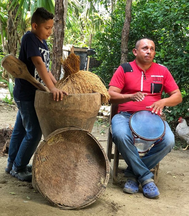 El cajero Efrén Antonio Cardozo Posada y su sobrino Jesús Eduardo Suárez, protagonistas de una historia que suena en el mundo vallenato. Foto William Álvarez Villadiego