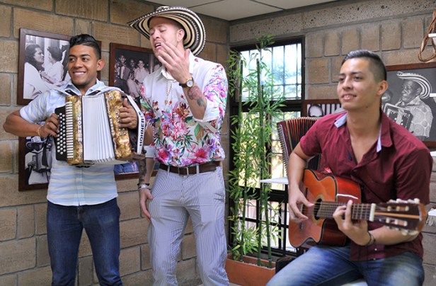 El islandés Snorri Eldjárn y sus acompañantes vallenatos - Foto Jaider Santana
