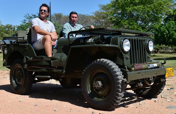 Carlos Vives en el Jeep Willys Parrandero - Foto Fundación FLV