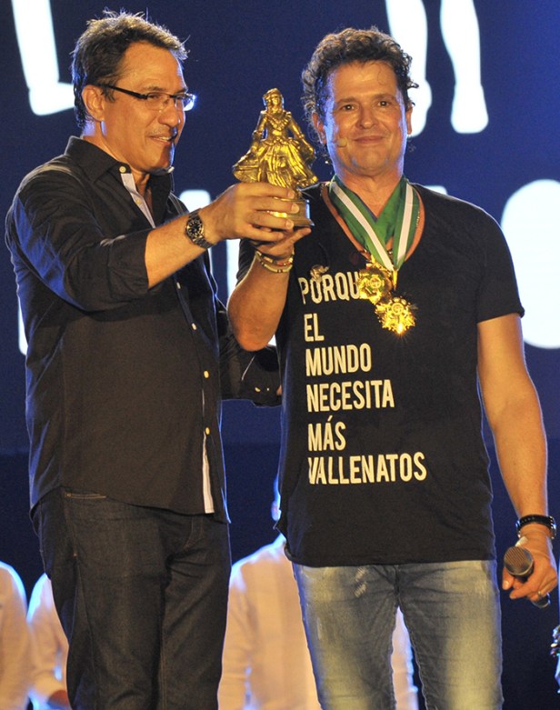 Carlos Vives recibe de Rodolfo Molina Aráujo, presidente de la Fundación Festival de la Leyenda Vallenata, la estatuilla 'La Pilonera Mayor'