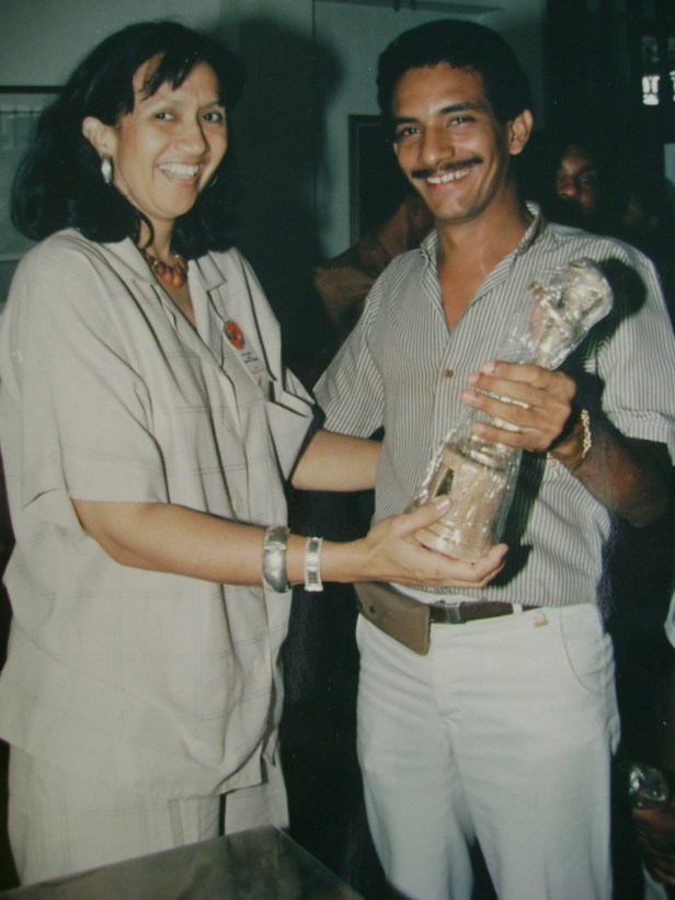 Consuelo Araujonoguera le entregó en 1986, el trofeo al compositor Rafael Manjarrés, como ganador de la Canción Vallenata Inédita - Foto Fundación FLV