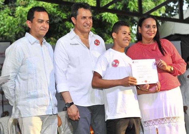 Entrega de diploma a uno de los estudiantes graduados - FFLV Claro por Colombia