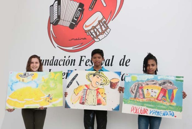 Ganadores concurso Vives Pintando. De izquierda a derecha. 1er puesto Lesly Gomez Valdes. 2do puesto Diego Reyes Marriaga. 3er puesto, Gilarys Castillejo Ditta