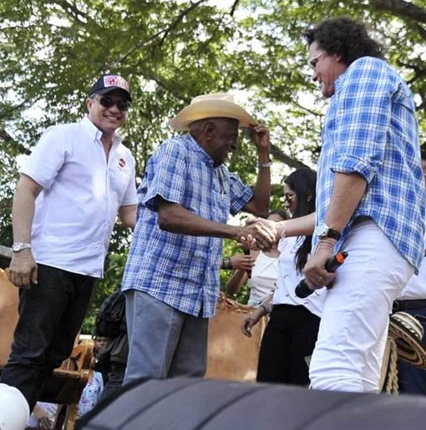 El Rey Vallenato Náfer Durán Díaz, saludando al artista samario Carlos Vives - Foto Jaider Santana