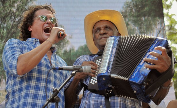 La emoción de Carlos Vives cantando 'Sin tí' al lado del Rey Vallenato Náfer Durán - Foto Jaider Santana