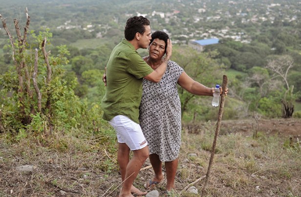 María Atencio le demostró todo su cariño a Silvestre Dangond, que desde lo más alto se extendió por toda Urumita - Foto Jaider Santana
