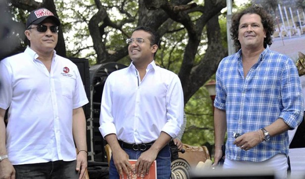 Rodolfo Molina Araújo, presidente de la Fundación Festival de la Leyenda Vallenata, Augusto Ramírez Uhía, alcalde de Valledupar y el cantante Carlos Vives