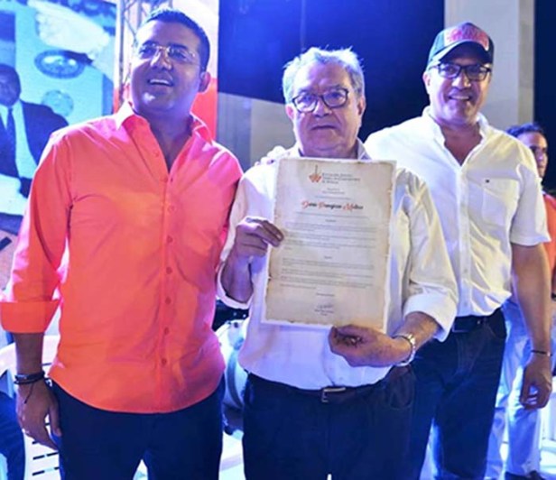 El homenajeado Darío Pavajeau Molina, recibe su reconocimiento por parte del alcalde de Valledupar Augusto Ramírez y del presidente de la Fundación FLV, Rodolfo Molina Araújo
