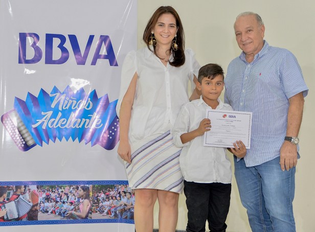 Programa Niños Adelante - Denisse Montaño, Gerente Banca Institucional BBVA, el graduando Brayan Leter Poblador y Efraín Quintero Molina, Vicepresidente Fundación FLV